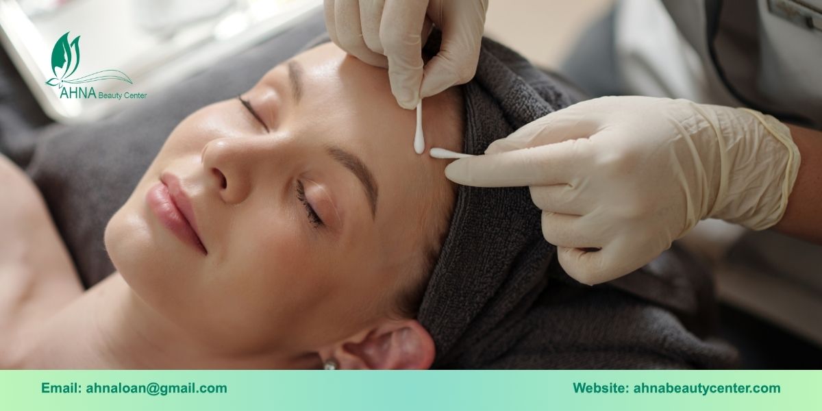 Vì sao nên chọn spa chuyên trị mụn thay vì tự điều trị tại nhà?